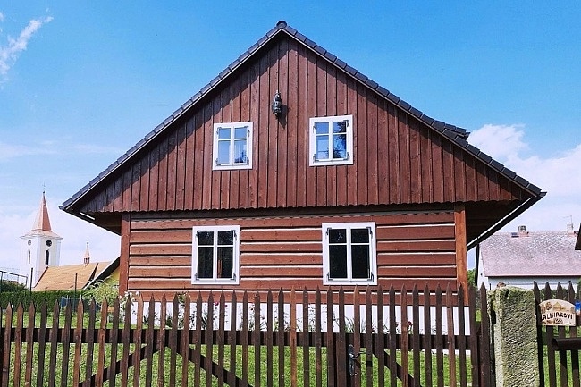 Chalupa s baz�nem - u hradu Kost - �esk� r�j