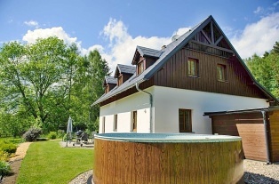 Nov� objekt: Chalupa s baz�nem - pod Je�t�dem - Ran� Malevil 10C-116