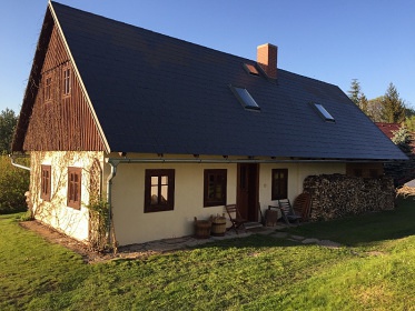 Polorouben� chalupa s baz�nem - Orlick� hory