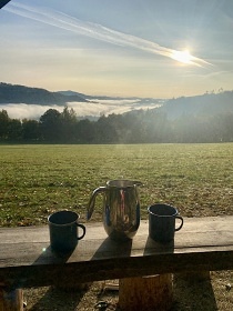 Glamping na Vyso�in� - posed u p�ehrady V�r