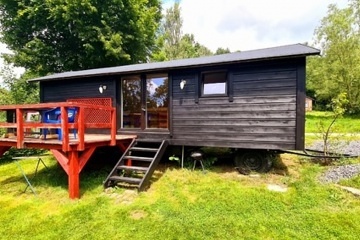 Glamping u koupaliště - maringotka Jizerské hory