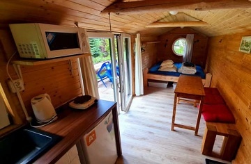 Glamping u koupaliště - maringotka Jizerské hory