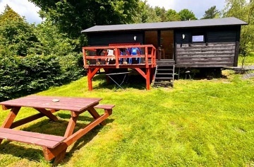 Glamping u koupaliště - maringotka Jizerské hory