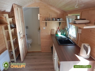 Glamping u koupaliště - maringotka Jizerské hory