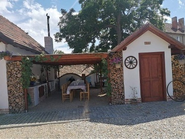 Chalupa baz�n a vinn� sklep - Hru�ovansko