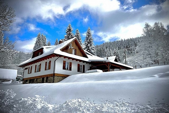 Chalupa s baz�nem - pod Lysou horou - �ance