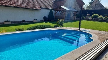 Chalupa s baz�nem - Toulovcovy Ma�tale