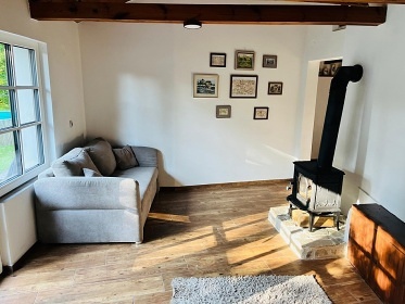 Jiho�esk� chalupa s baz�nem - u �eky Ne��rka