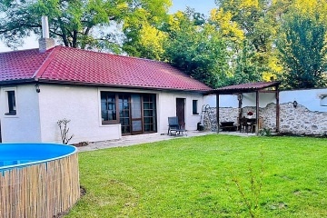 Jiho�esk� chalupa s baz�nem - u �eky Ne��rka