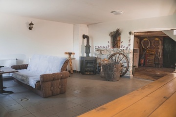 Chalupa a vinn� sklep Hustope�sko - Nov� Ml�ny