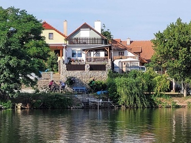 Chata a vinn sklep u pehrady Nov Mlny - Plava