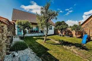 Nov� objekt: Rodinn� chalupa - z�mek �erven� Lhota - T�borsko 2C-340