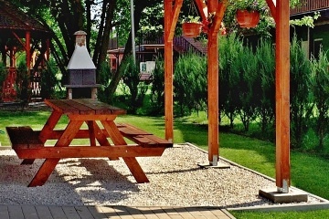 Chata s apartm�ny - term�ln� koupali�t� Vada�