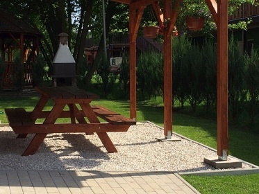 Chata s apartm�ny - term�ln� koupali�t� Vada�