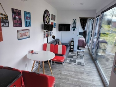 Glamping se saunou a baz�nem - Velk� T�nec