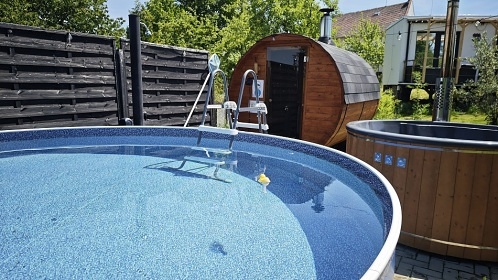 Glamping se saunou a baz�nem - Velk� T�nec