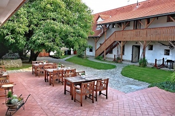 Jiho�esk� chalupa s baz�nem - Hrad Land�tejn