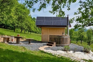 Chata a koupací sud - glamping na samotě Zlínsko