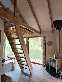 Glamping �esk� r�j - chata na rybn��ku - hrad Pecka