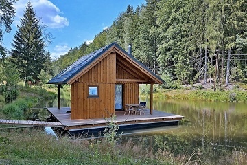 Glamping �esk� r�j - chata na rybn��ku - hrad Pecka