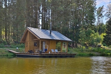 Glamping �esk� r�j - chata na rybn��ku - hrad Pecka