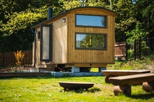 Nov objekt: Glamping Podjetd - maringotka vhled na Jetd