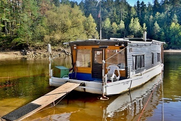 Hausbot Bessy na Orlické přehradě - Milešov