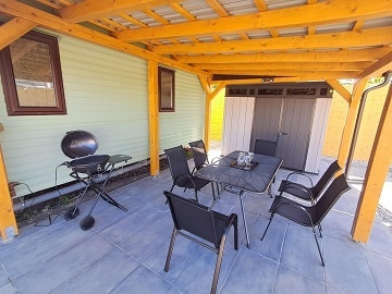 Dv� chaty u Novoml�nsk� vodn� n�dr�e - P�lava