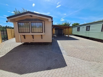 Dv� chaty u Novoml�nsk� vodn� n�dr�e - P�lava