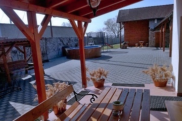 Chalupa s baz�nem - CHKO P�lava - Nov� Ml�ny