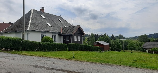 Chalupa s baznem - s vhledem na Such vrch