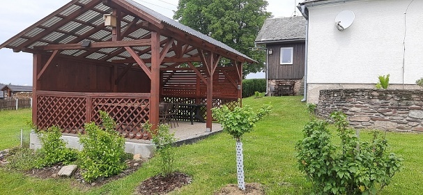 Chalupa s baznem - s vhledem na Such vrch