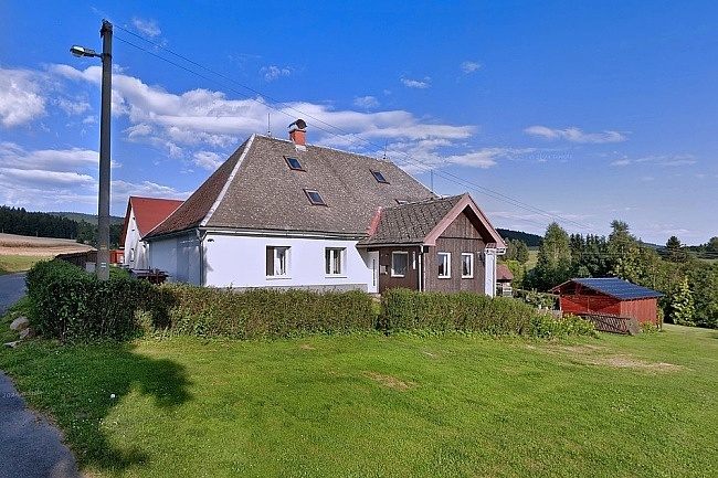 Chalupa s bazénem - a výhledem na Suchý vrch