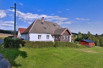 Chalupa s bazénem - a výhledem na Suchý vrch