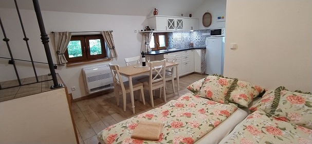 Chalupa a vinn sklep - u pehrady Nov Mlny