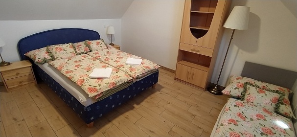 Chalupa a vinn sklep - u pehrady Nov Mlny