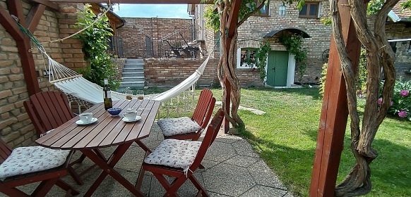 Chalupa a vinn sklep - u pehrady Nov Mlny