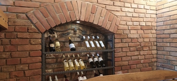 Chalupa a vinn sklep - u pehrady Nov Mlny