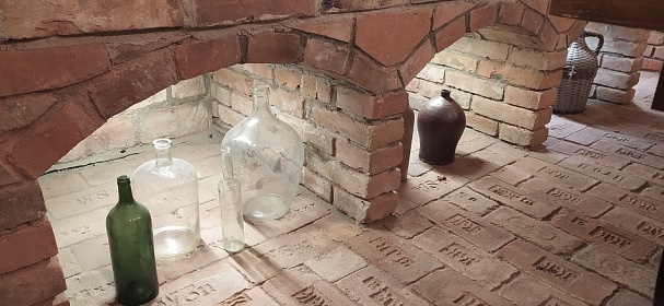 Chalupa a vinn sklep - u pehrady Nov Mlny