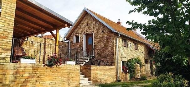 Chalupa a vinn sklep - u pehrady Nov Mlny