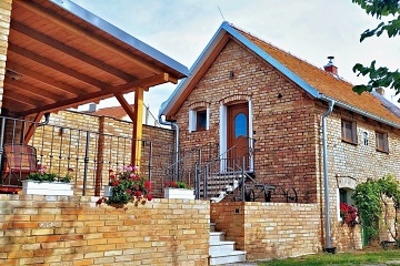 Chalupa a vinn sklep - u pehrady Nov Mlny