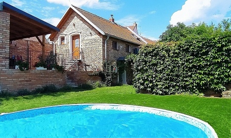 Chalupa a vinn� sklep - u p�ehrady Nov� Ml�ny