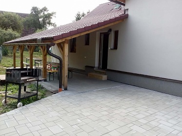 Chalupa u hradu Trosky - �esk� r�j - Hrub� Sk�la