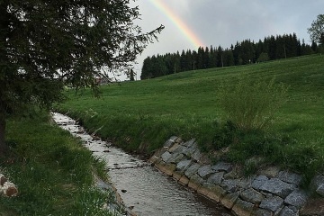 Chalupa se zahradou u potoka - Kru�n� hory