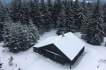 Chalupa se zahradou u potoka - Kru�n� hory