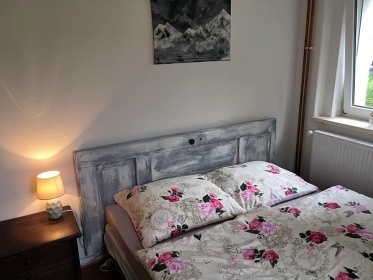 Chalupa se zahradou u potoka - Kru�n� hory