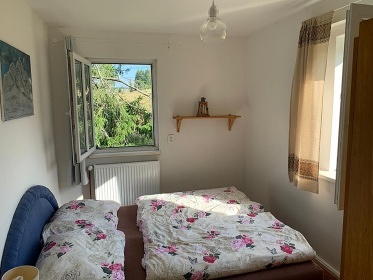 Chalupa se zahradou u potoka - Kru�n� hory