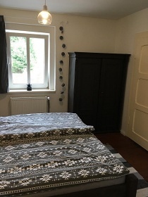 Chalupa se zahradou u potoka - Kru�n� hory