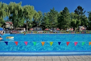 Chaty a Kemp s baz�nem - Gibon park - Beskydy