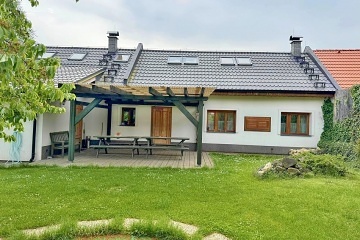 Chalupa baz�n a koupac� sud - u hradu Bouzov